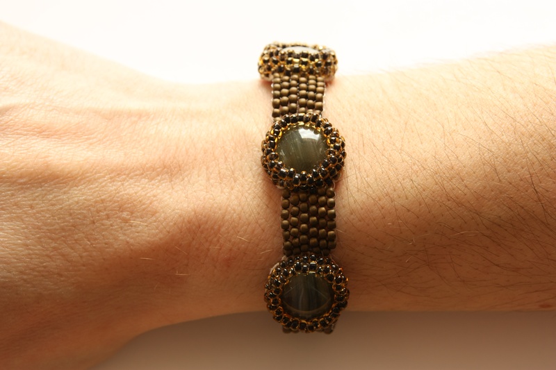 Das Armband mit genhten Perlen